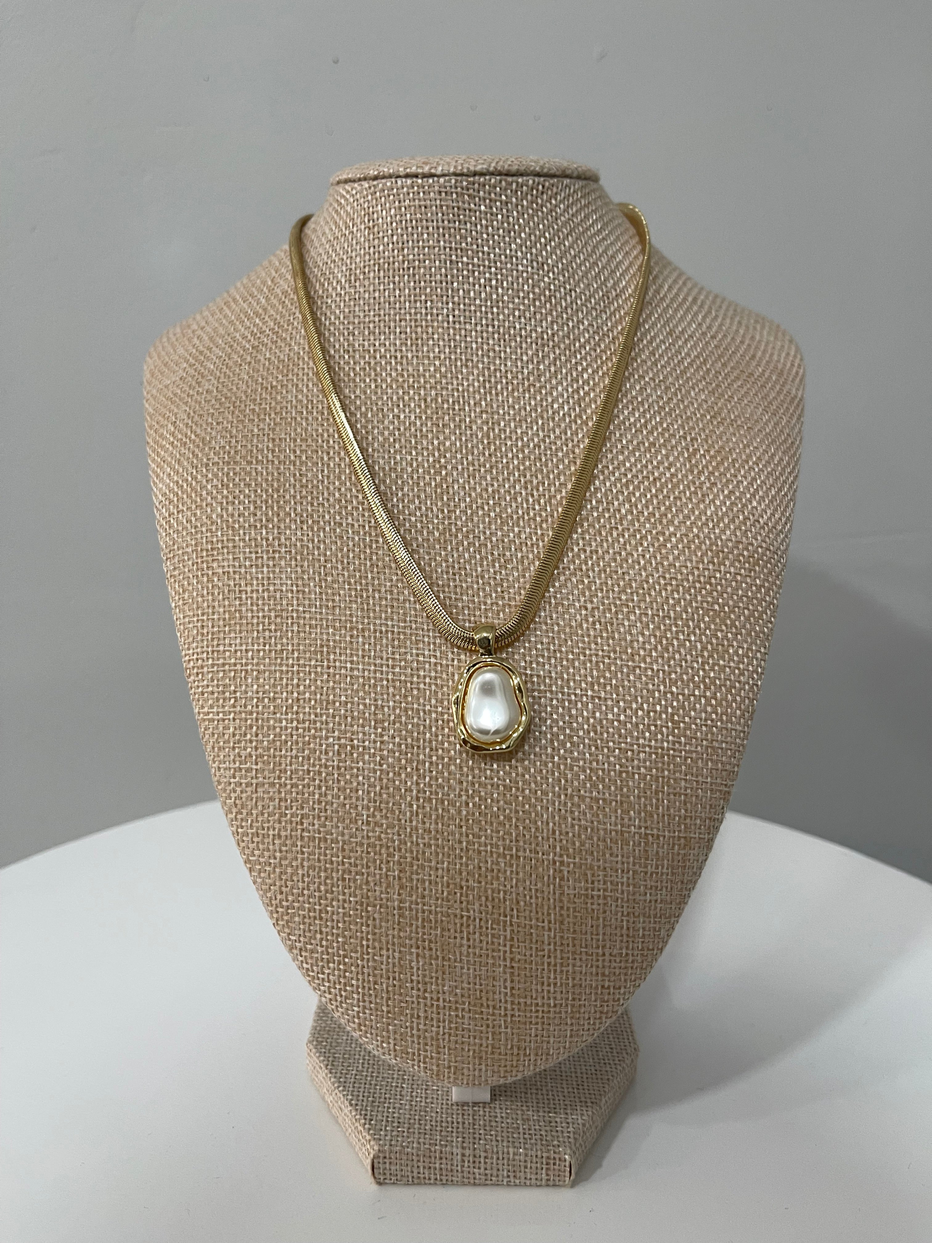 Serenity gold necklace