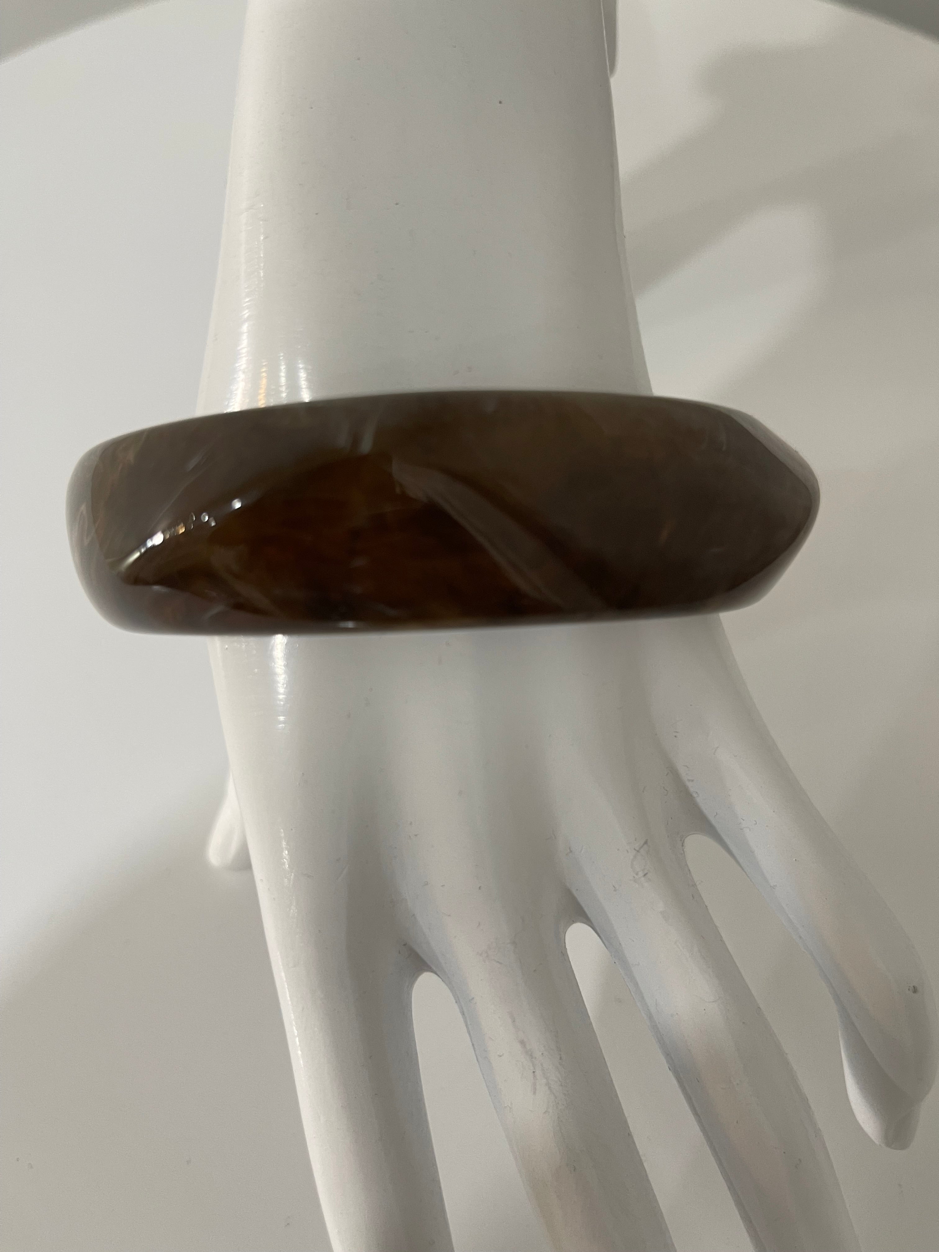 Fashionable bangle-brown