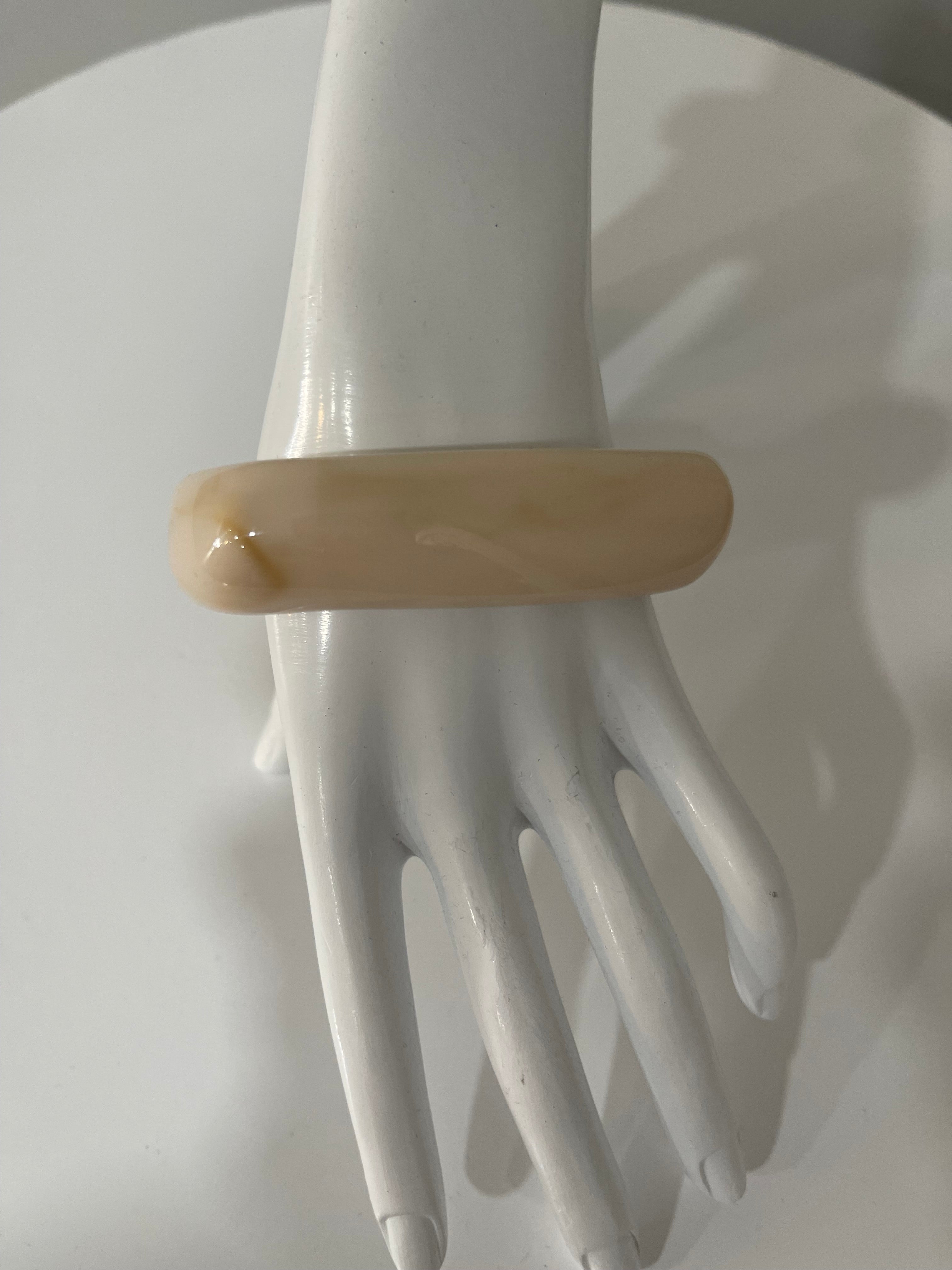 Fashionable bangle-white